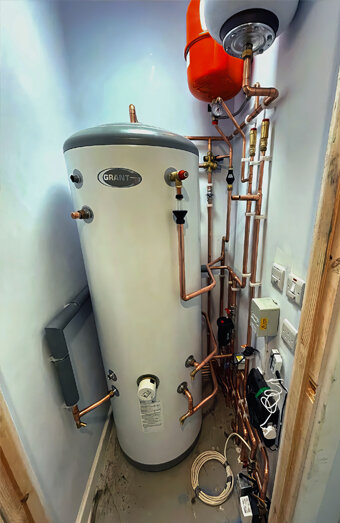 https://stirlinghotwater.com.au/uploads/2025/06/gas-hot-water-system-11703.jpg