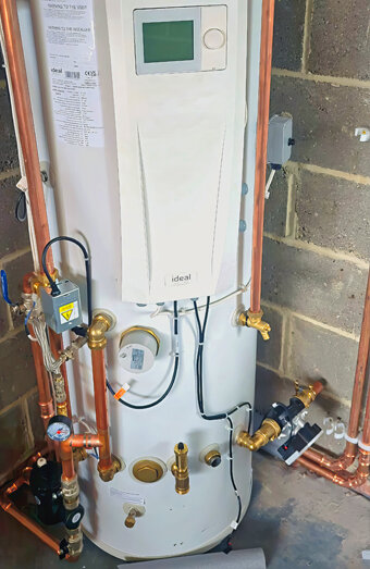 https://stirlinghotwater.com.au/uploads/2025/06/gas-hot-water-system-13675.jpg