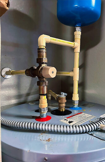 https://stirlinghotwater.com.au/uploads/2025/06/gas-hot-water-system-35892.jpg