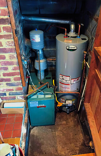 https://stirlinghotwater.com.au/uploads/2025/06/gas-hot-water-system-50310.jpg