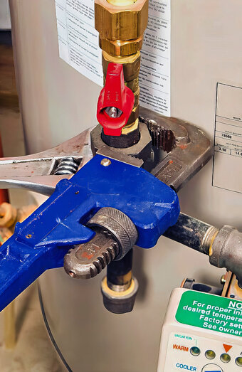 https://stirlinghotwater.com.au/uploads/2025/06/hot-water-servicing-15633.jpg