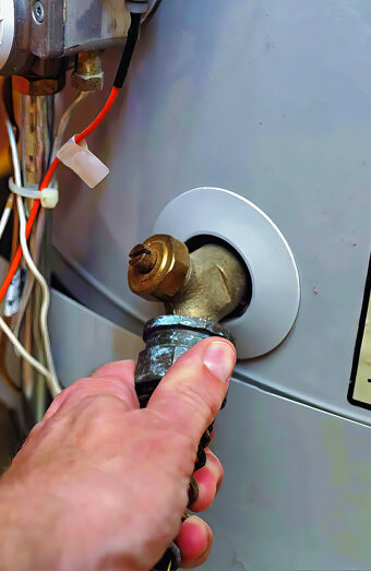 https://stirlinghotwater.com.au/uploads/2025/06/hot-water-servicing-21854.jpg