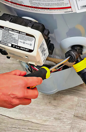 https://stirlinghotwater.com.au/uploads/2025/06/hot-water-servicing-70528.jpg