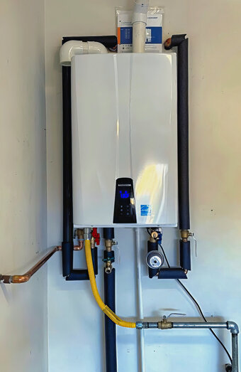 https://stirlinghotwater.com.au/uploads/2025/06/thermostatic-water-systems-94011.jpg